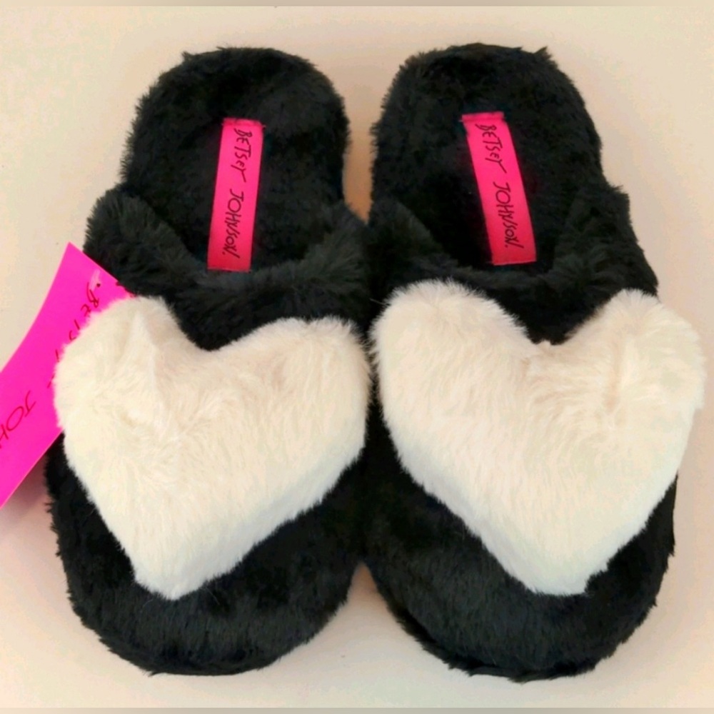 Betsey Johnson NWT Cozy at Heart Slippers S (5-6)